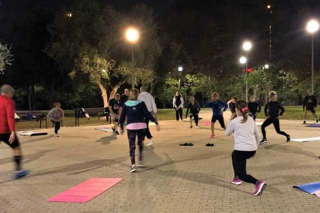 Bari, le palestre chiudono per il Covid? Niente paura: c'� chi sposta le lezioni nei parchi